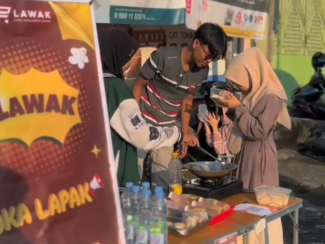 Kembangkan Jiwa Entrepreneurship, Departemen Ekraf HMPS Manajemen Dakwah Sukses Gelar Stand Kuliner Wonton Mandiri di CFD Kartasura