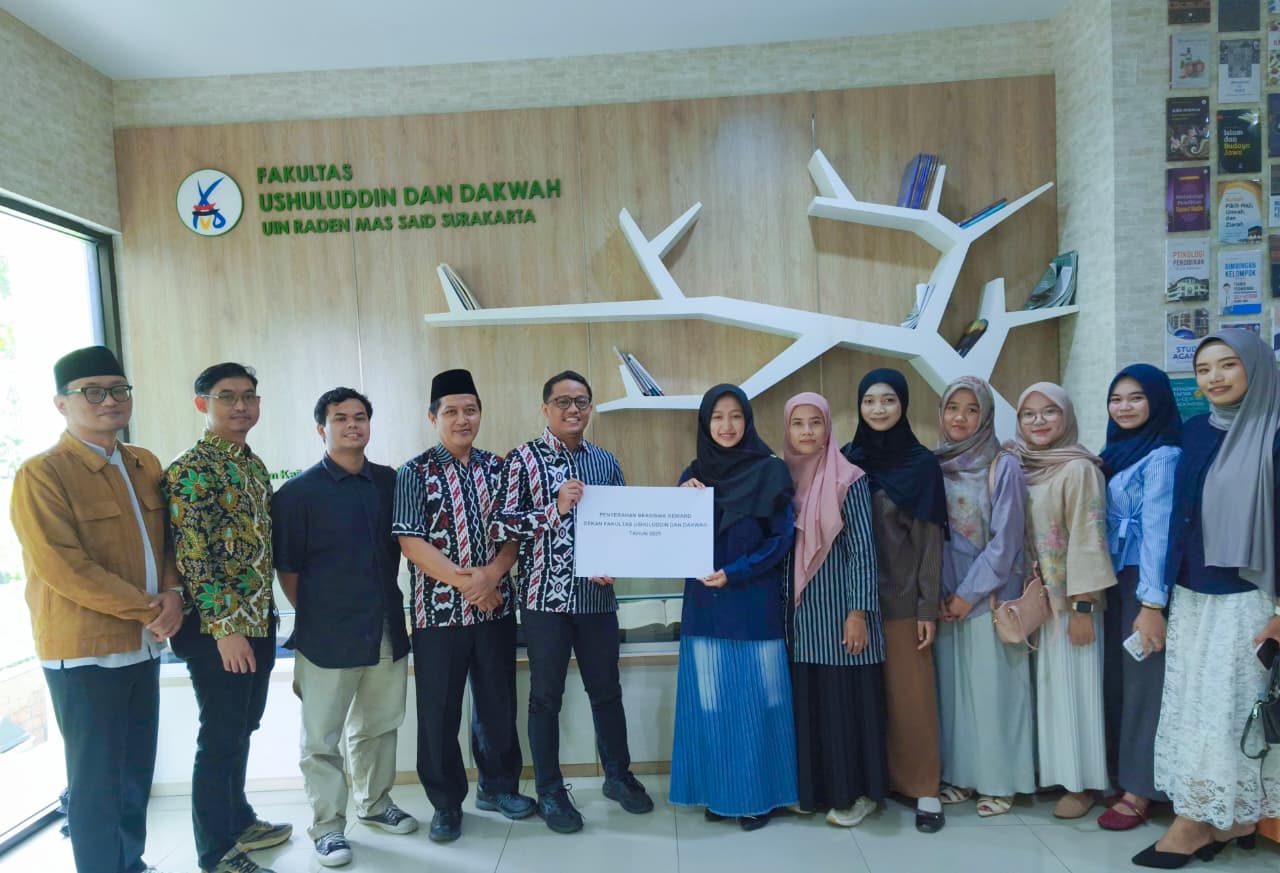 Mahasiswa Prodi Manajemen Dakwah Terima Reward Dekan FUD Atas Prestasi Akademik dan Nonakademik