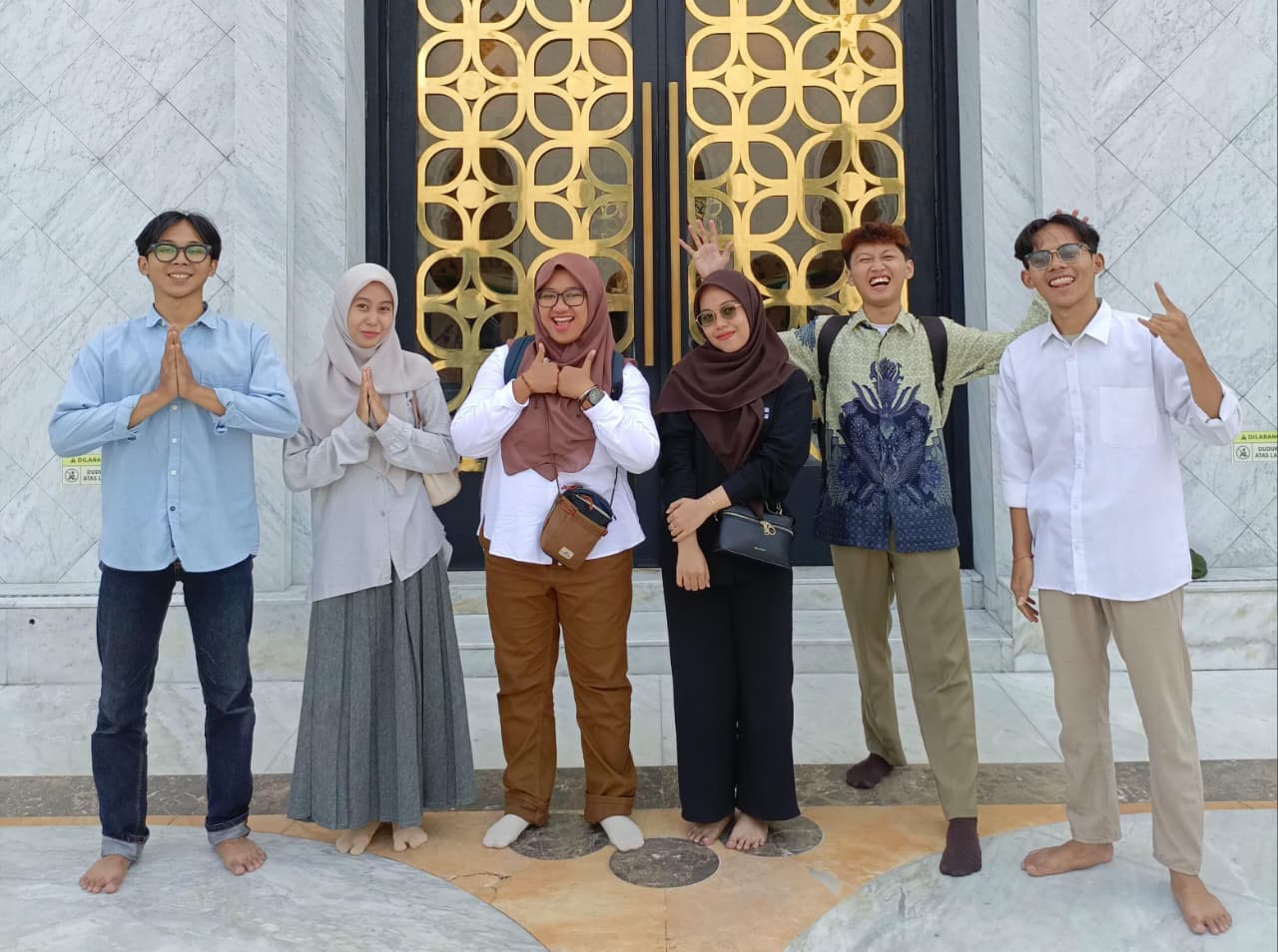 Mahasiswa Manajemen Dakwah Peminatan Pariwisata Islam Praktik Guiding di Masjid Sheikh Zayed Solo