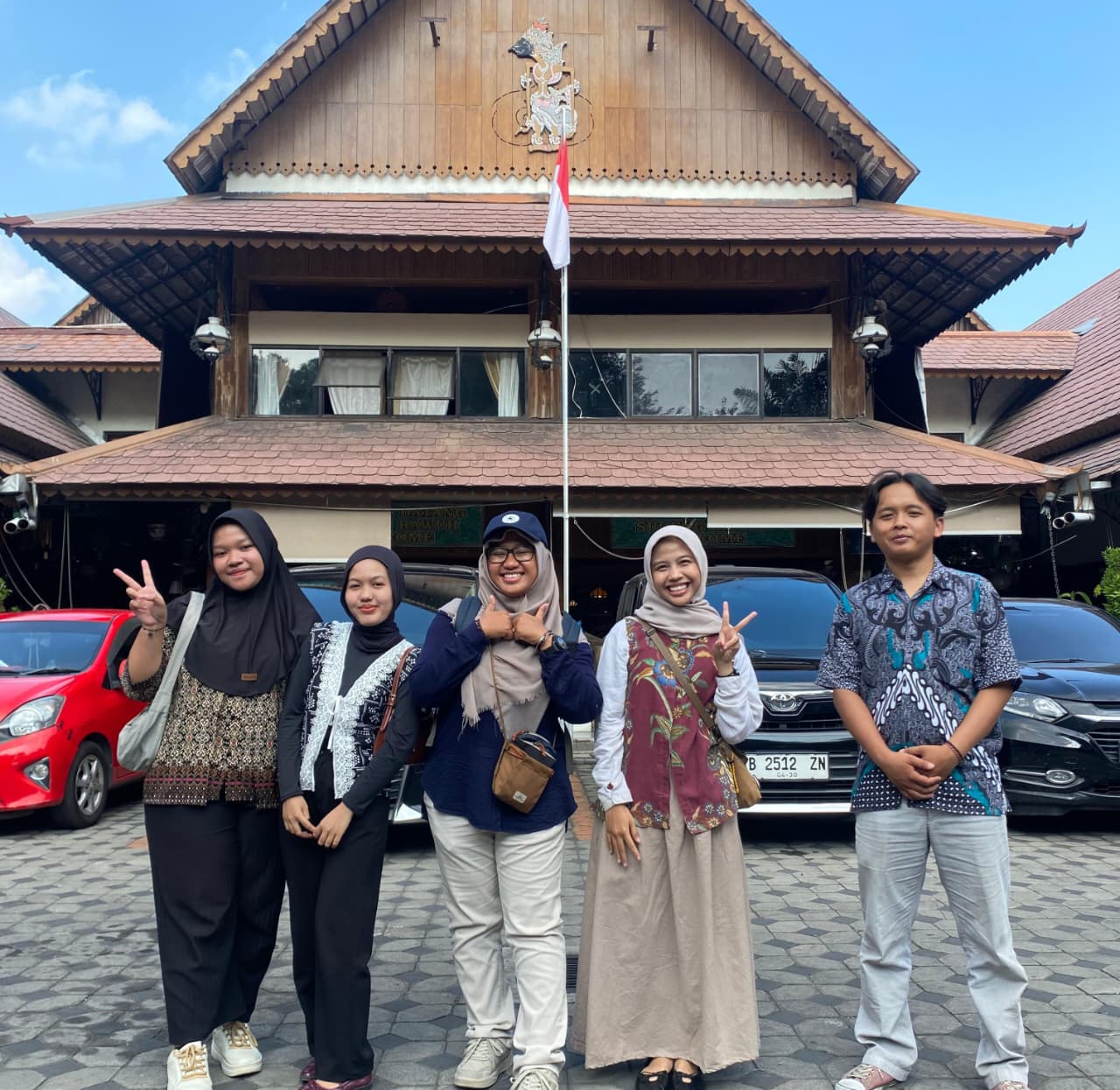 Mahasiswa Manajemen Dakwah Peminatan Pariwisata Islam Praktik Guiding di Pasar Triwindu Solo