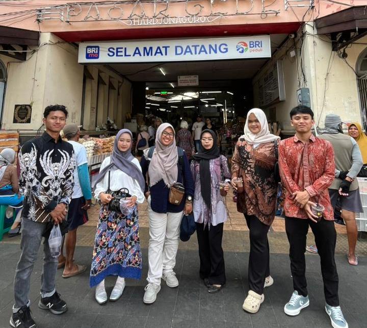 Mahasiswa Manajemen Dakwah UIN Surakarta Sukses Laksanakan Praktik Guiding Di Pasar Gede Surakarta