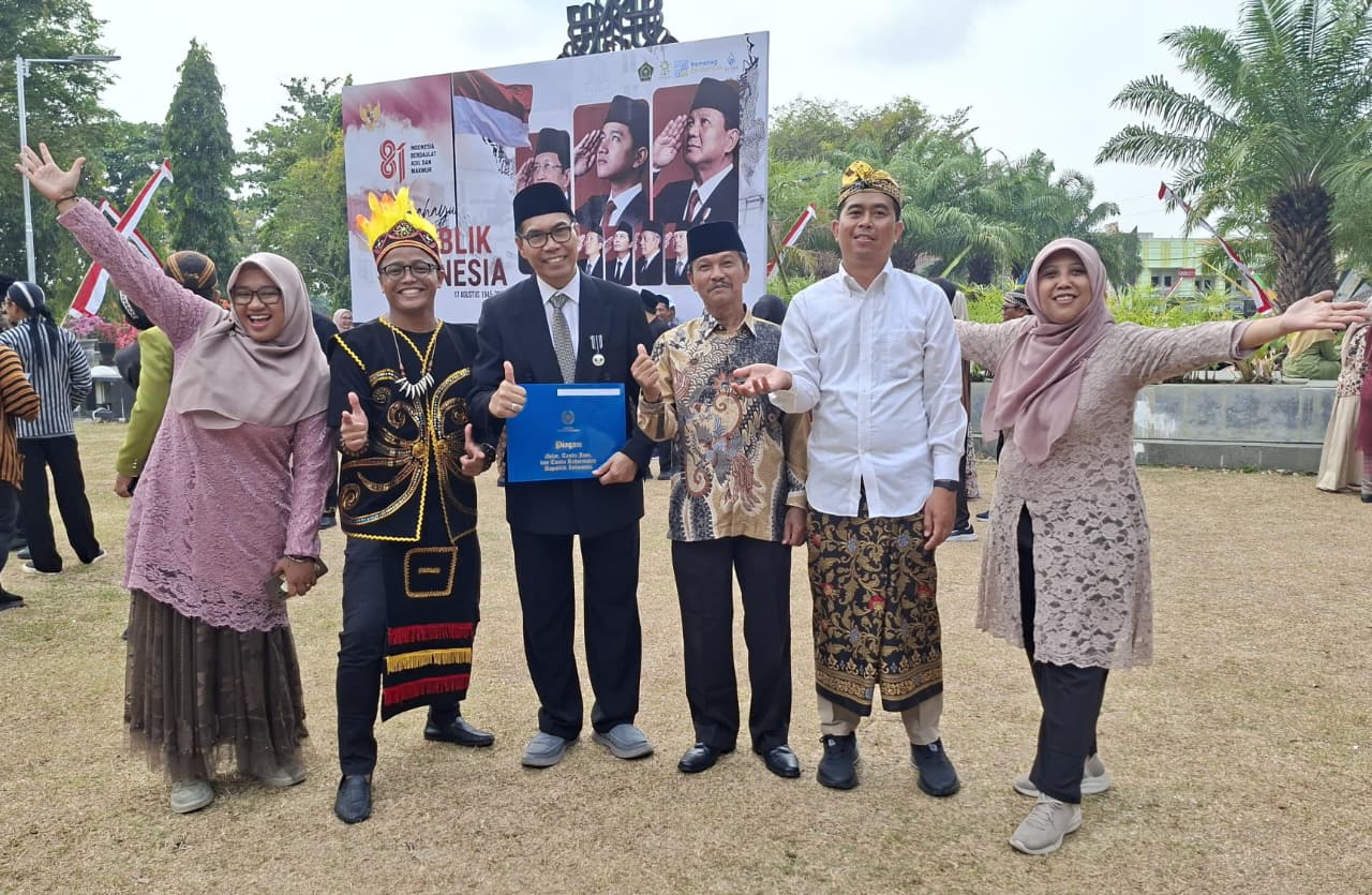 Kenakan Baju Adat Dayak, Prodi Manajemen Dakwah UIN Raden Mas Said Semarakkan HUT ke-81 RI di Surakarta
